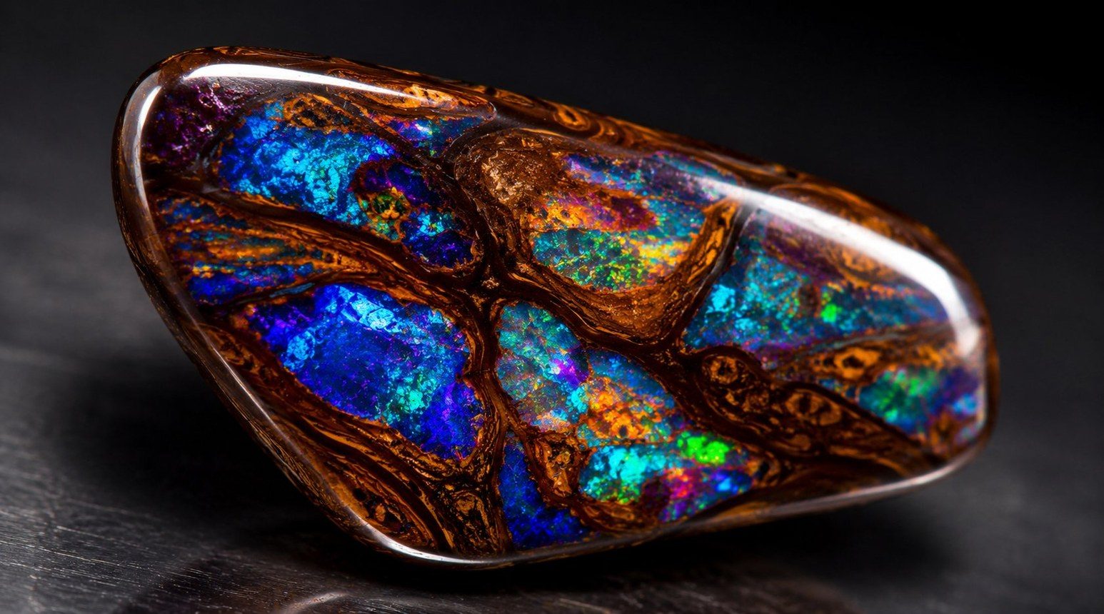 Opale verschiedener Typen — Black Opal, Boulder Opal, Welo