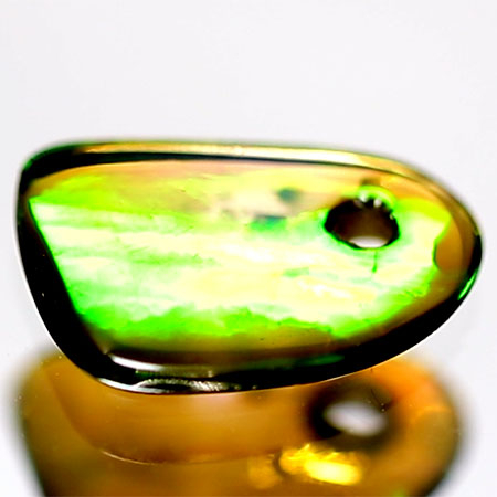 Schwarzer Opal mit 0.60 Ct, AAA Qualität, gebohrt