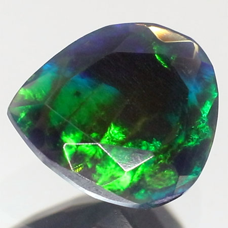 Schwarzer Opal mit 1.46 Ct - facettiert, AAA Qualität