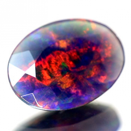 Schwarzer Opal mit 1.38 Ct - facettiert, AAA Qualität