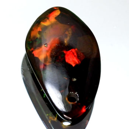 Schwarzer Opal mit 1.75 Ct, gebohrt