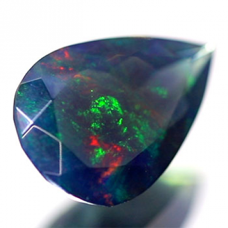 Schwarzer Opal mit 1.91 Ct - facettiert