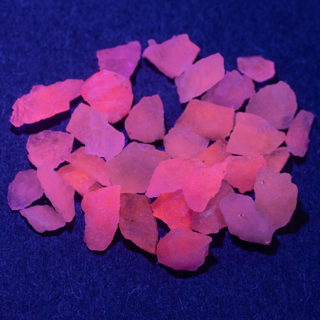 33 Hackmanit Kristalle 12.86 Ct, fluoreszierend