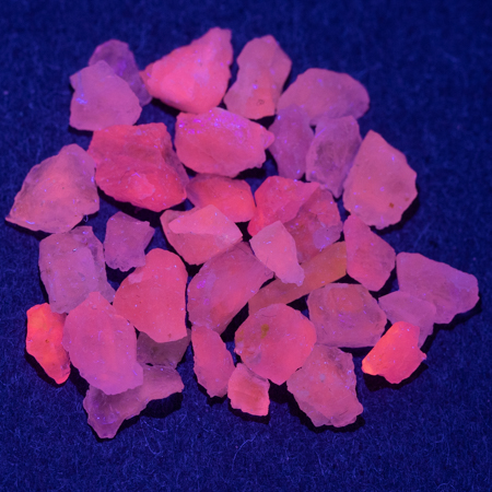 34 Hackmanit Kristalle 13.37 Ct, fluoreszierend