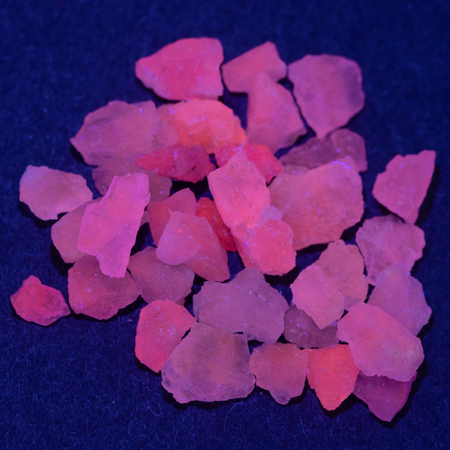 34 Hackmanit Kristalle 15.40 Ct, fluoreszierend
