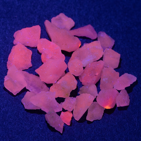 27 Hackmanit Kristalle 15.58 Ct, fluoreszierend