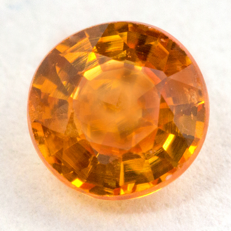 Orangefarbener Saphir mit ca. 4 mm