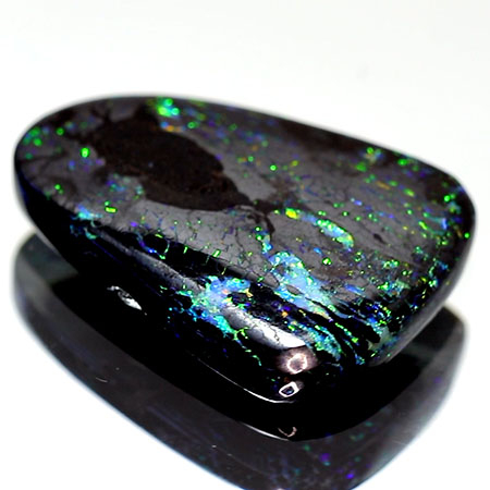 Boulder Opal mit 7.63 Ct, leicht beschädigt