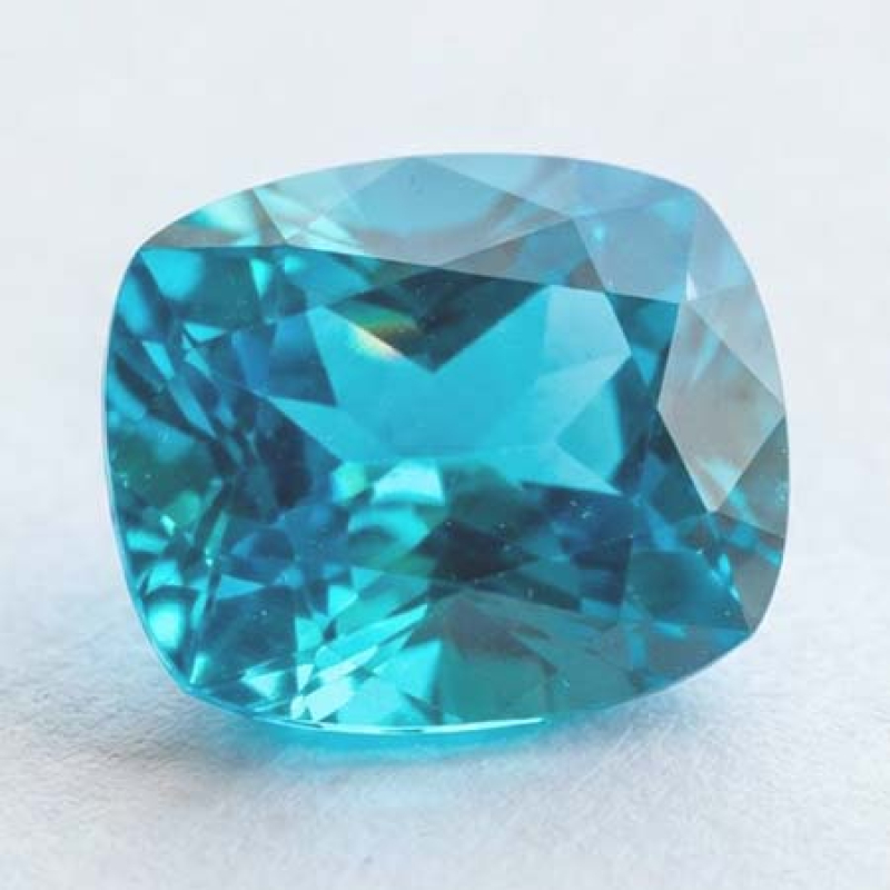 Neonblauer Apatit mit 1.26 Ct, leicht beschädigt