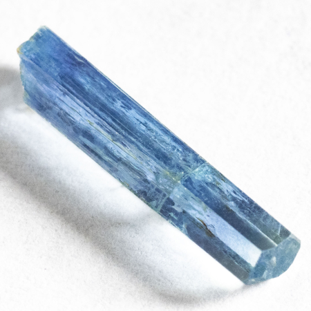 Santa Maria farbener Aquamarin-Kristall mit 1.22 Ct