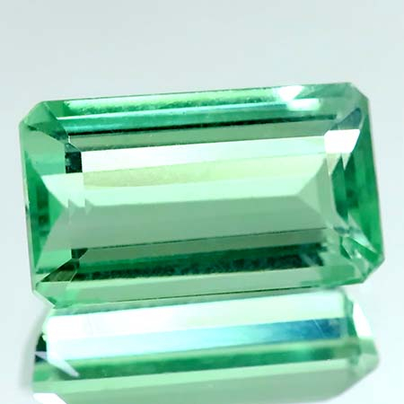Fluorit mit 12.74 Ct, facettiert, AAA Grade