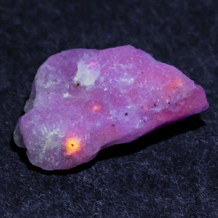 Hackmanit Kristall 5.91 Ct, fluoreszierend