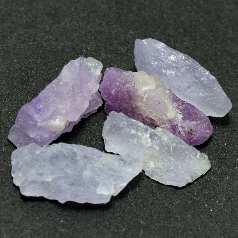 5 Hackmanit Kristalle 4.57 Ct, fluoreszierend