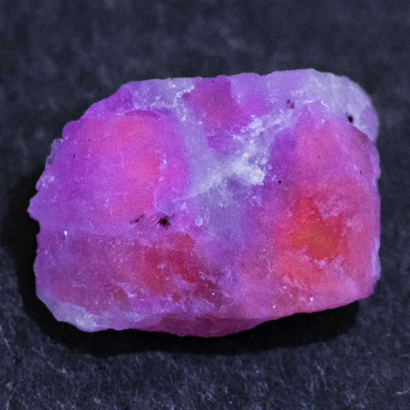 Hackmanit Kristall 4.62 Ct, fluoreszierend
