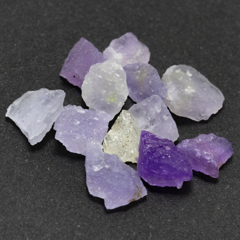 12 Hackmanit Kristalle 4.96 Ct, fluoreszierend