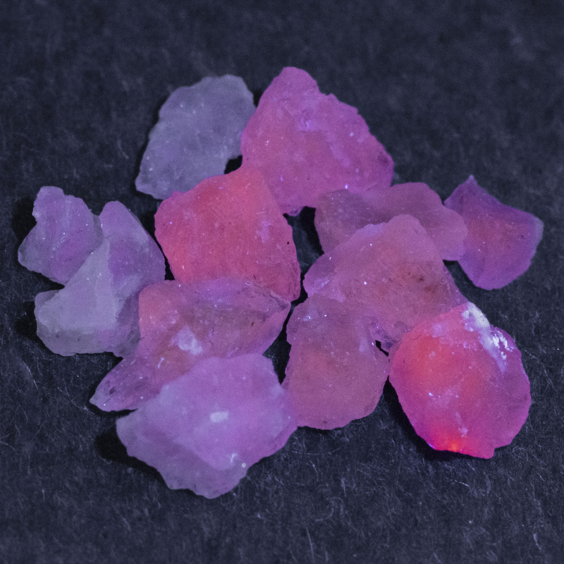 12 Hackmanit Kristalle 5.09 Ct, fluoreszierend