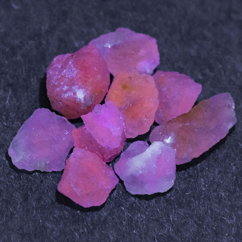 9 Hackmanit Kristalle 5.14 Ct, fluoreszierend
