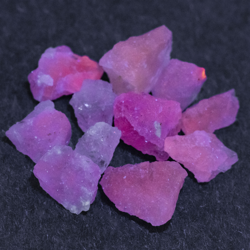 11 Hackmanit Kristalle 5.16 Ct, fluoreszierend