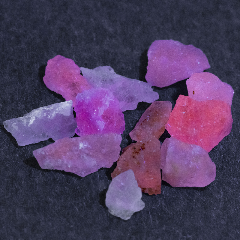 12 Hackmanit Kristalle 5.19 Ct, fluoreszierend