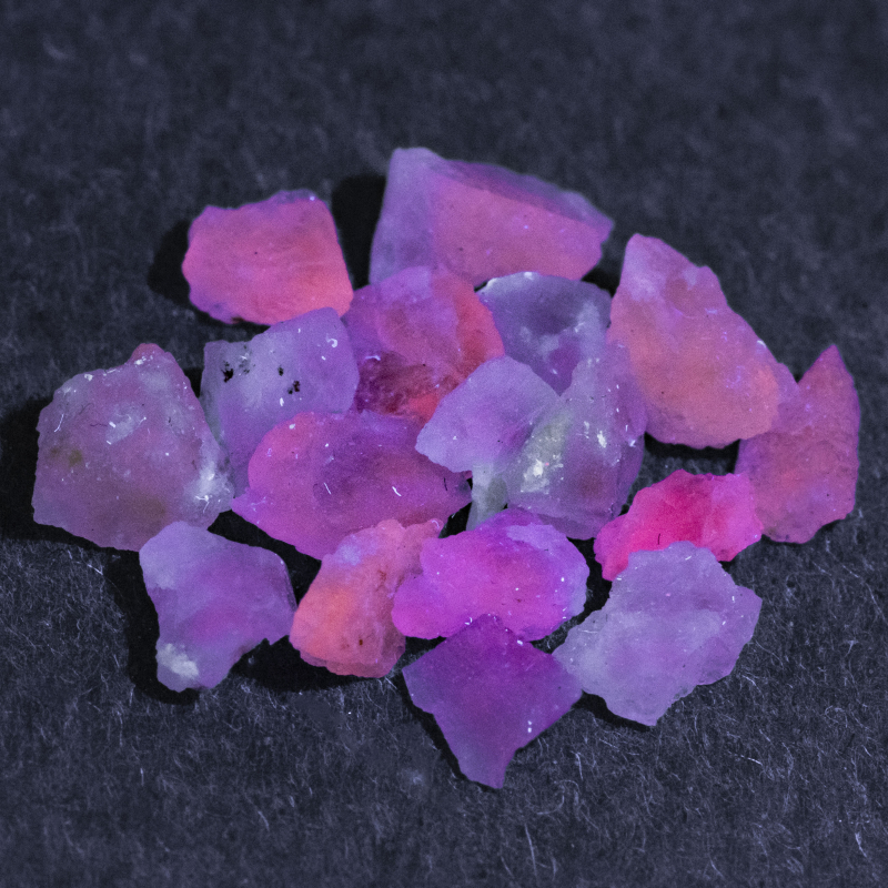 17 Hackmanit Kristalle 5.21 Ct, fluoreszierend