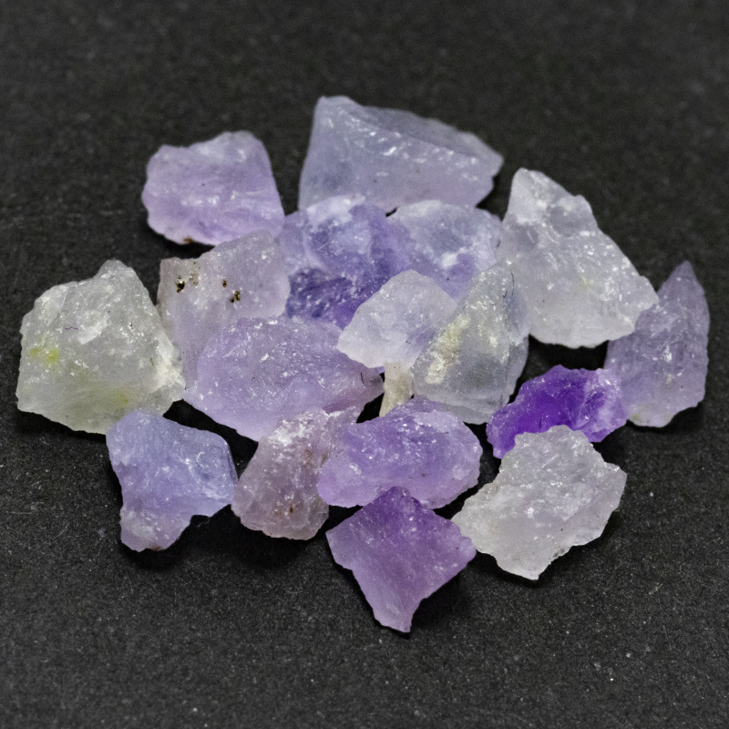 17 Hackmanit Kristalle 5.21 Ct, fluoreszierend
