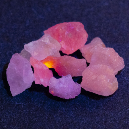 9 Hackmanit Kristalle 5.22 Ct, fluoreszierend