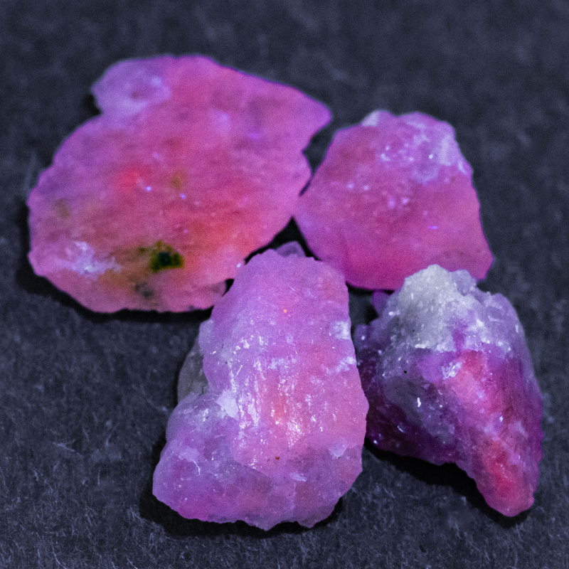 4 Hackmanit Kristalle 5.26 Ct, fluoreszierend