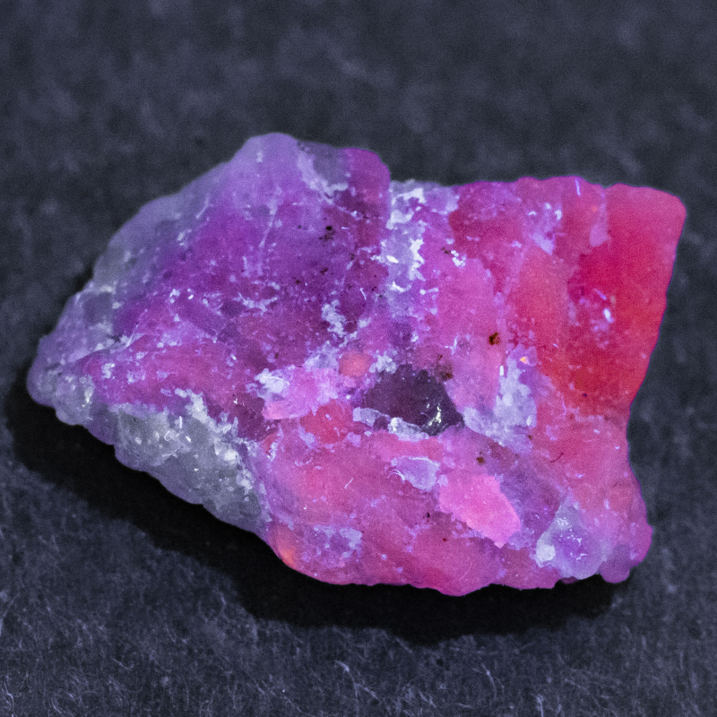 Hackmanit Kristall 5.41 Ct, fluoreszierend