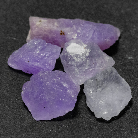 5 Hackmanit Kristalle 5.84 Ct, fluoreszierend