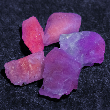 5 Hackmanit Kristalle 5.96 Ct, fluoreszierend