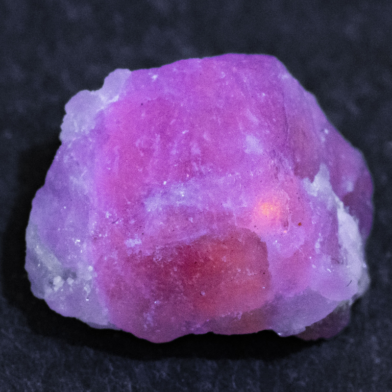 Hackmanit Kristall 6.03 Ct, fluoreszierend