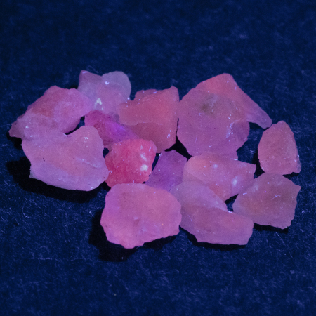 14 Hackmanit Kristalle 6.50 Ct, fluoreszierend