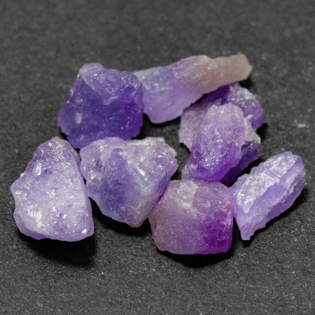 8 Hackmanit Kristalle 6.93 Ct, fluoreszierend