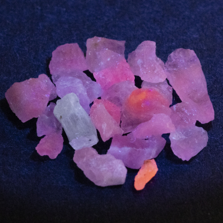 23 Hackmanit Kristalle 7.19 Ct, fluoreszierend