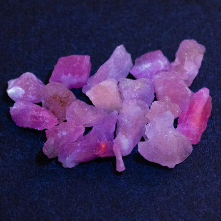 20 Hackmanit Kristalle 9.99 Ct, fluoreszierend