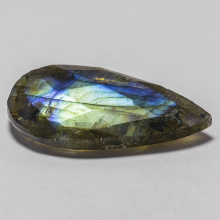 Labradorit im Rosenschliff mit 26.06 Ct