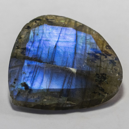 Labradorit im Rosenschliff mit 29.49 Ct