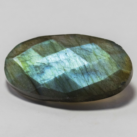 Labradorit im Rosenschliff mit 33.62 Ct