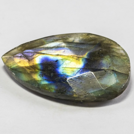 Labradorit im Rosenschliff mit 36.96 Ct