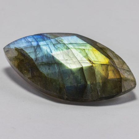 Labradorit im Rosenschliff mit 44.16 Ct