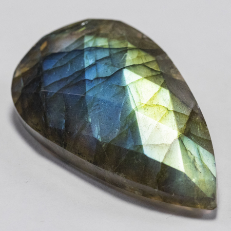 Labradorit im Rosenschliff mit 44.46 Ct