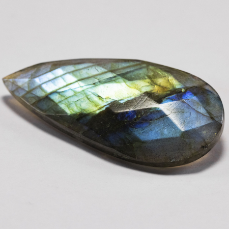 Labradorit im Rosenschliff mit 44.94 Ct
