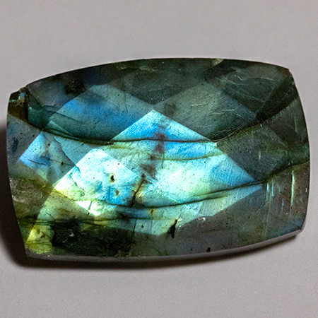 Labradorit im Rosenschliff mit 52.79 Ct