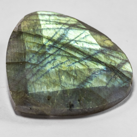 Labradorit im Rosenschliff mit 65.36 Ct