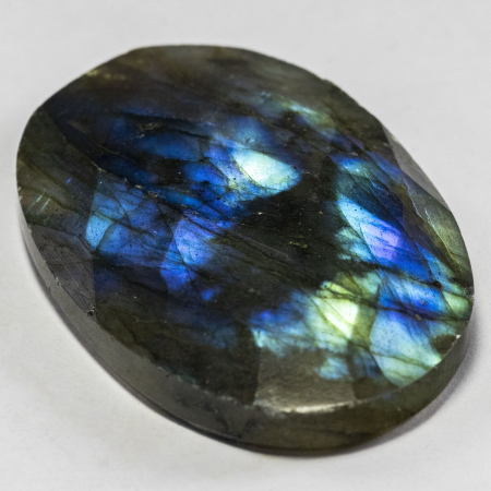 Labradorit im Rosenschliff mit 65.66 Ct