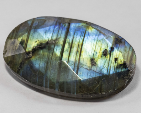 Labradorit im Rosenschliff mit 72.90 Ct