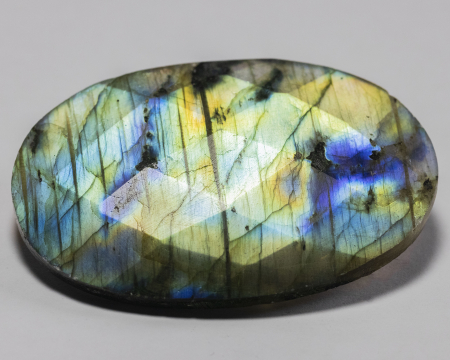 Labradorit im Rosenschliff mit 81.19 Ct