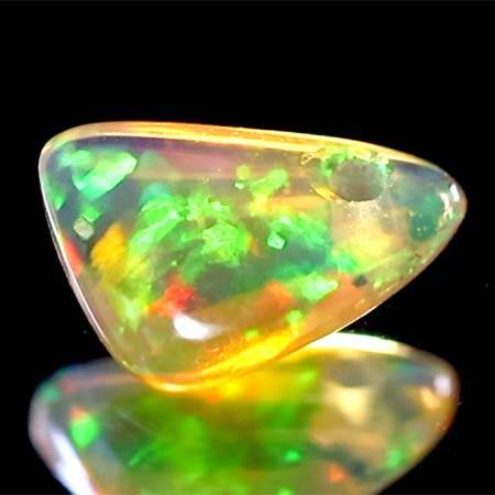 Welo Opal mit 0.81 Ct, AAA Qualität, gebohrt