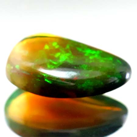 Schwarzer Opal mit 0.86 Ct