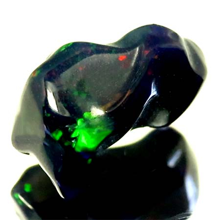 Schwarzer Opal-Kristall 1.56 Ct, poliert